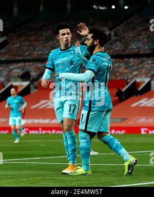 Mohamed Salah de Liverpool (à droite) célèbre le premier but de son équipe avec Curtis Jones (à gauche) lors du quatrième tour de la coupe Emirates FA à Old Trafford, Manchester. Date de la photo: Dimanche 24 janvier 2021. Banque D'Images