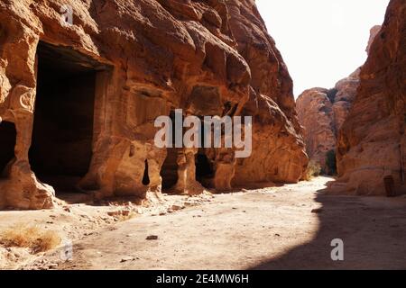 Des grottes creusées dans la falaise de la ville de Nabataean Banque D'Images