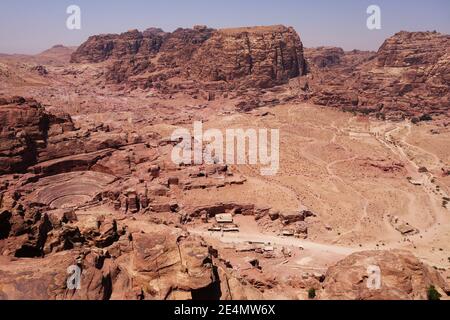 Vue imprenable sur l'amphithéâtre et le paysage urbain de Petra Banque D'Images