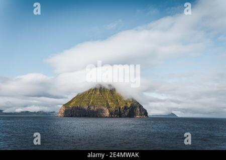 Falaises vertes pittoresques sur l'île de Litla Dimun et océan atlantique dans les îles Féroé. Banque D'Images