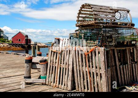 Les casiers à homards stockés sur le quai du village de pêcheurs de Peggy's Cove en Nouvelle-Écosse Banque D'Images