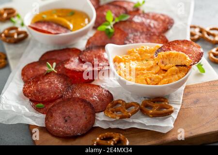 Croustilles de salami cuites au four avec sauces au fromage Banque D'Images