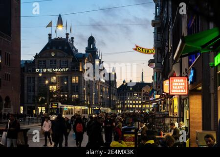 Scène de rue d'Amsterdam pavé et tramway très animés la nuit, la vie nocturne animée du centre-ville où l'on mange du casino coucher de soleil crépuscule soir amusement Banque D'Images