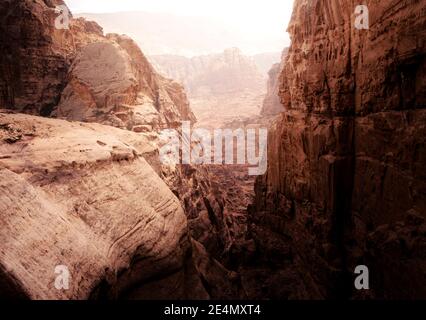 Paysages épiques scènes de la vallée du Rift à Wadi Musa / Petra, avec un ciel nuageux et spectaculaire rare dans le désert. Banque D'Images