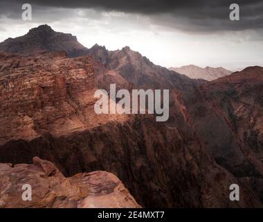 Paysages épiques scènes de la vallée du Rift à Wadi Musa / Petra, avec un ciel nuageux et spectaculaire rare dans le désert. Banque D'Images