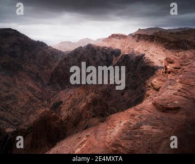 Paysages épiques scènes de la vallée du Rift à Wadi Musa / Petra, avec un ciel nuageux et spectaculaire rare dans le désert. Banque D'Images