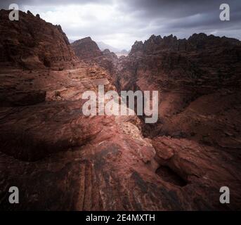 Paysages épiques scènes de la vallée du Rift à Wadi Musa / Petra, avec un ciel nuageux et spectaculaire rare dans le désert. Banque D'Images