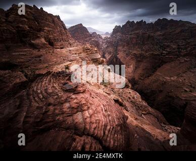 Paysages épiques scènes de la vallée du Rift à Wadi Musa / Petra, avec un ciel nuageux et spectaculaire rare dans le désert. Banque D'Images