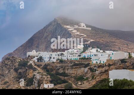 Vue sur l'église de la Vierge Marie dans le brouillard, de Panaghia, au-dessus du village de Chora sur l'île de Folegandros, Grèce. Banque D'Images