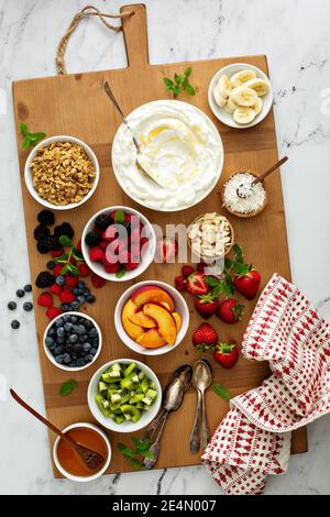 Assiette à yaourt, grande planche avec différentes garnitures Banque D'Images