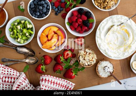 Assiette à yaourt, grande planche avec différentes garnitures Banque D'Images