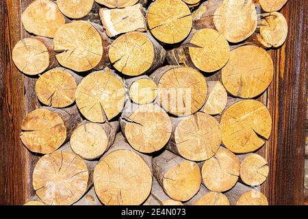 Arrière-plan de bois de chauffage sec, les billes empilées les unes sur les autres dans un tas. Banque D'Images