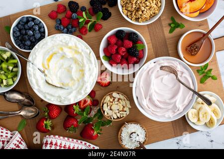 Assiette à yaourt, grande planche avec différentes garnitures Banque D'Images