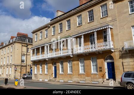 Balcons sur les élégantes maisons mitoyennes dans le style Régence sur Beaumont Street (1828 à 1837), Oxford, Oxfordshire, Royaume-Uni. Banque D'Images