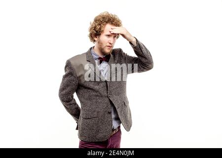 Portrait d'un homme d'affaires élégant et perplexe avec main sur le front et vue. Isoler Banque D'Images