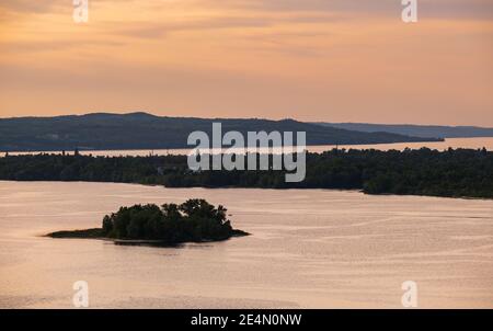 Rivière Dnipro vue en soirée depuis la colline de Taras ou Chernecha Hora (colline de Monk - point de repère important de la réserve nationale de Taras Shevchenko, Kaniv, C Banque D'Images