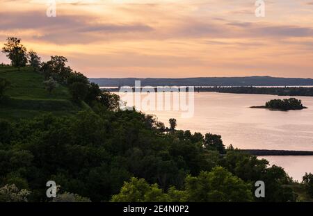 Rivière Dnipro vue en soirée depuis la colline de Taras ou Chernecha Hora (colline de Monk - point de repère important de la réserve nationale de Taras Shevchenko, Kaniv Banque D'Images