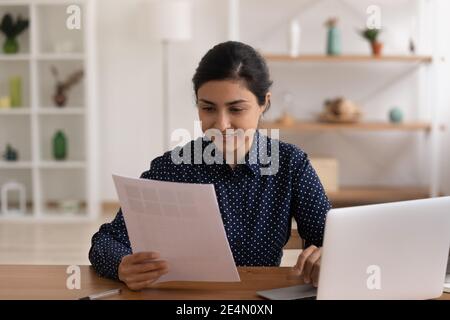 Jeune femme hindoue indépendante travaillant sur le lieu de travail Banque D'Images