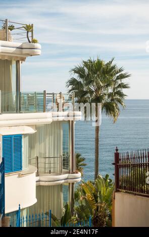 Benalmadena Espagne. Benalmadena costa, terrasses avec vue sur la mer des immeubles, Costa del sol, Andalousie, Espagne. Banque D'Images