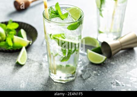 Cocktail mojito rafraîchissant avec citron vert et menthe Banque D'Images