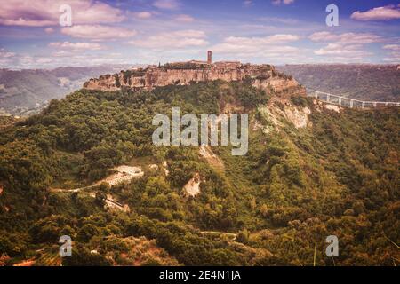 Belle vue panoramique de la célèbre Civita di Bagnoregio avec la vallée du Tibre, Lazio, Italie Banque D'Images