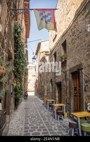 Allée dans le centre historique de Bolsena avec tables de restaurant Banque D'Images