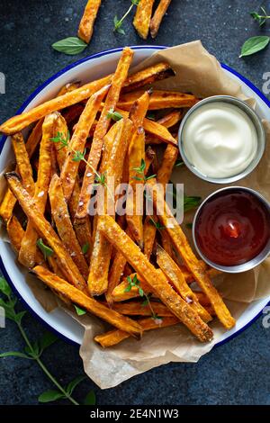 Frites de patate douce avec sauces Banque D'Images