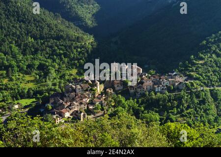 Magnifique paysage de montagne dans les causses avec vue sur un village dans le massif Central. Banque D'Images