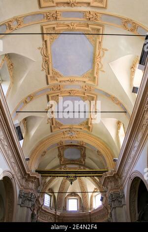 Luino, province de Varèse, région Lombardie, Lac majeur (Lago Maggiore). Chiesa di San Pietro (St. Église de Pierre). Le plafond de la nef centrale. C'est la plus ancienne église de Luino, comme en témoigne le clocher roman raffiné et élégant qui est daté par les historiens de l'art médiéval de 1050-1075. L'église, d'autre part, a été rénovée au milieu du XVIIe siècle avec une disposition de trois nef. Banque D'Images