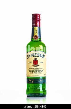 MOGILEV, BÉLARUS JANVIER 23 2021 Jameson whiskey isolé sur fond blanc. Jameson est un mélange de whisky irlandais produit par les Irish Distillers Banque D'Images