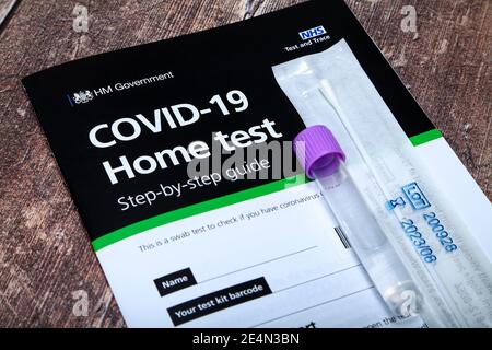 UK NHS Test and Trace Covid 19 Home Test pour le coronavirus, le kit de test est fourni avec un écouvillon et un flacon contenant du liquide, après avoir terminé le test le c Banque D'Images