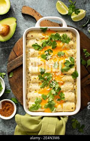 Cocotte enchiladas vertes dans un plat de cuisson Banque D'Images