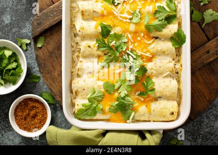 Cocotte enchiladas vertes dans un plat de cuisson Banque D'Images