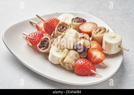 Brochettes de crêpes aux noix et aux fruits Banque D'Images