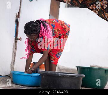 Femme africaine agréable laver la main linge à l'extérieur Banque D'Images