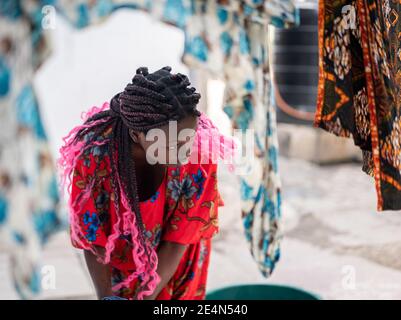 Femme africaine agréable laver la main linge à l'extérieur Banque D'Images