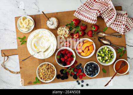 Assiette à yaourt, grande planche avec différentes garnitures Banque D'Images