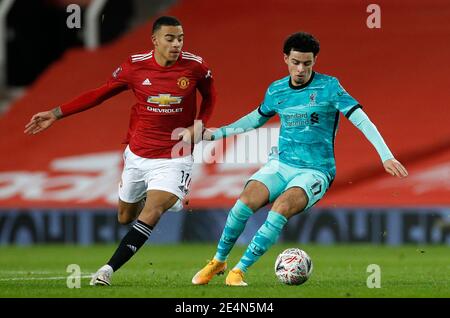 Mason Greenwood de Manchester United (à gauche) et Curtis Jones de Liverpool (à droite) se battent pour le ballon lors du quatrième tour de la coupe Emirates FA à Old Trafford, Manchester. Date de la photo: Dimanche 24 janvier 2021. Banque D'Images