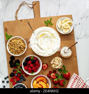 Assiette à yaourt, grande planche avec différentes garnitures Banque D'Images