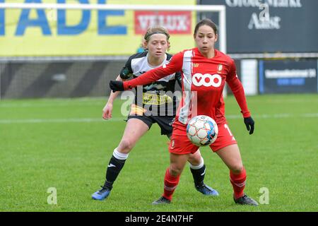 Aalst, Belgique. 23 janvier 2021. Lola Wajnblum (11) de Standard et Niekie Pellens (41) d'Eendracht Aalst photographié lors d'un match de football féminin entre Eendracht Aalst et Standard Femina de Liège le 11 e jour de match de la saison 2020 - 2021 de la Super League belge Scooore Womens, samedi 23 janvier 2021 à Aalst, Belgique . PHOTO SPORTPIX.BE | SPP | STIJN AUDOOREN Credit: SPP Sport Press photo. /Alamy Live News Banque D'Images