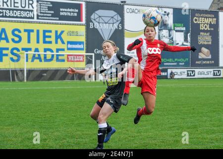 Aalst, Belgique. 23 janvier 2021. Lola Wajnblum (11) de Standard et Niekie Pellens (41) d'Eendracht Aalst photographié lors d'un match de football féminin entre Eendracht Aalst et Standard Femina de Liège le 11 e jour de match de la saison 2020 - 2021 de la Super League belge Scooore Womens, samedi 23 janvier 2021 à Aalst, Belgique . PHOTO SPORTPIX.BE | SPP | STIJN AUDOOREN Credit: SPP Sport Press photo. /Alamy Live News Banque D'Images