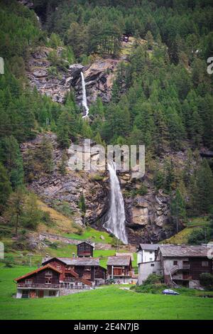 Fellbachfall en cascade à longue exposition dans les alpes suisses en suisse haute chute Banque D'Images