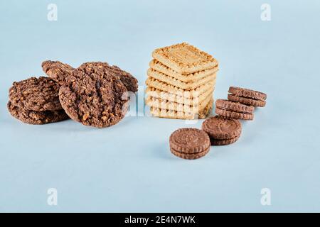 Biscuits au chocolat et aux flocons d'avoine sur fond bleu Banque D'Images