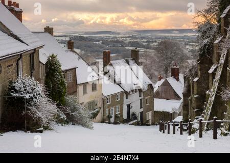 Shaftesbury, Dorset, Royaume-Uni. 24 janvier 2021. Météo Royaume-Uni. Gold Hill à Shaftesbury dans Dorset est blanchi par la neige après des averses hivernales de nuit. Crédit photo : Graham Hunt/Alamy Live News Banque D'Images