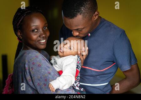 Jeune famille noire bonne maman et papa tenant un bébé Banque D'Images