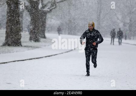 Un jogging brave la neige à Finsbury Park, dans le nord de Londres, car de grandes parties du Royaume-Uni devraient être blanchies dans des conditions de neige et de gel.selon le bureau met, Le temps froid pourrait amener jusqu'à 10 cm de neige dans certaines parties du pays et un avertissement ambre pour la neige et la glace est en place dans une grande partie du Royaume-Uni. Banque D'Images