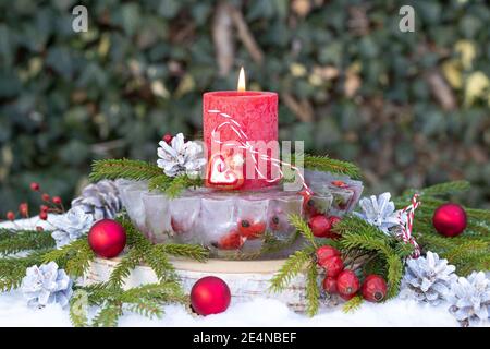 décoration de jardin de noël avec lanterne glacée et bougie rouge Banque D'Images