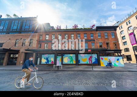 Le magasin SEPHORA dans le quartier de Meatpacking a été embarqué sur les fenêtres du magasin NYC. Banque D'Images