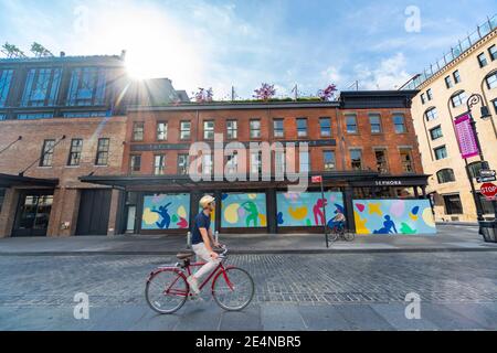 Le magasin SEPHORA dans le quartier de Meatpacking a été embarqué sur les fenêtres du magasin NYC. Banque D'Images