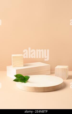 Supports en bois pour produit sur fond beige. Maquette verticale pour la conception . Banque D'Images
